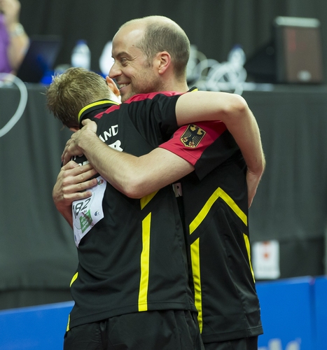 Im Halbfinale gegen Rumänien lag Engemann dann im Entscheidungssatz des fünften Einzels bereits mit 5:10 hinten, als er zu seiner Aufholjagd ansetzte und Deutschland noch ins Finale katapultierte. Das freute auch Trainer Lars Hielscher (©Steinbrenner)