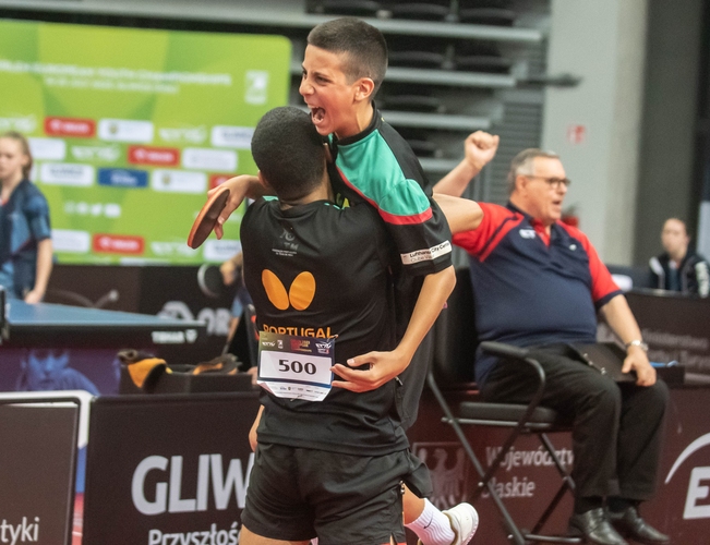 Durch das Zweier-Mannschaftssystem in der Jugend 15 reicht ein starker Spitzenspieler oft aus, da er zwei Mal im Einzel und zusätzlich auch noch einmal im Doppel punkten kann. Dass Abiodun seinen Mitspieler Carlos Goncalves maßgeblich mit durchgeschleppt hat, soll das Bild aber nicht aussagen. (©Gohlke)
