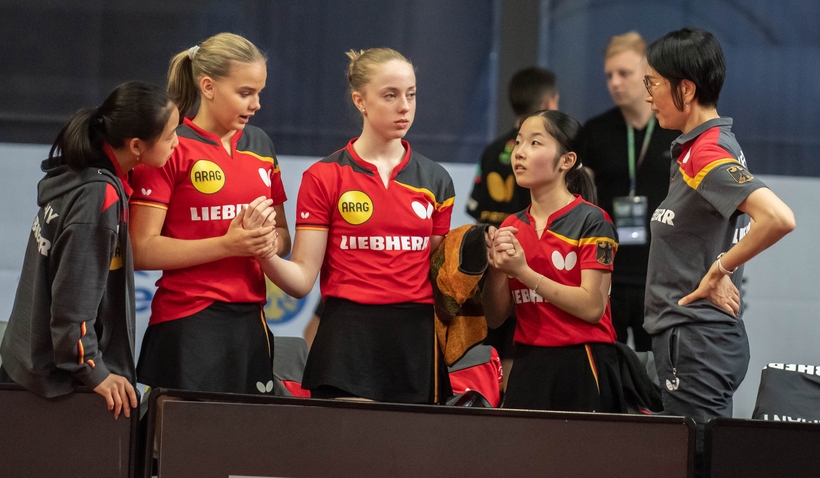 Nun musste Josephina Neumann für das entscheidende Einzel in die Box. Ihre Mitspielerinnen redeten ihr vor dem Match viel Mut zu. (©Gohlke)
