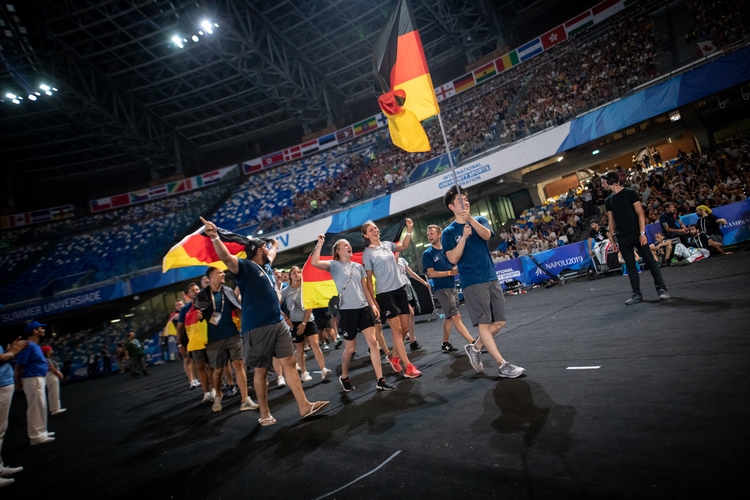 Liang Qiu hat die besondere Ehre, die deutsche Flagge tragen zu dürfen (©adh)