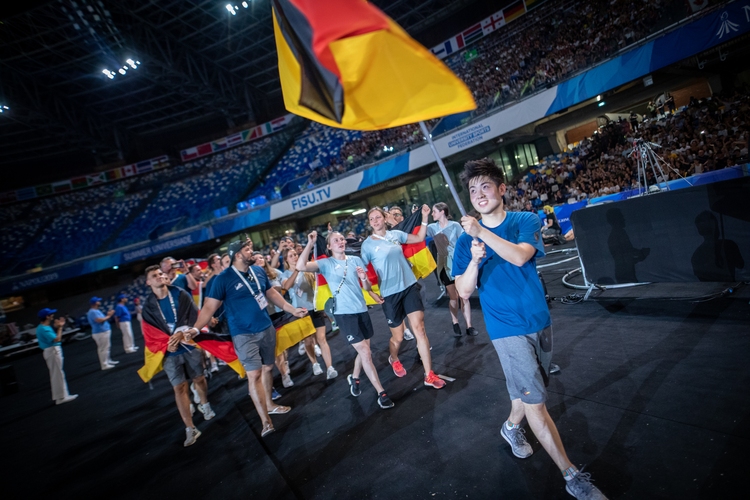Freudestrahlend erfüllt Qiu diesen Job (©adh)