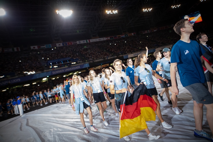 Ein Stück hinter ihm findet man auch den Rest des deutschen Tischtennisteams (©adh)