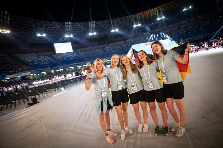 Ein Schnappschuss fürs Fotoalbum von der deutschen Damenmannschaft samt Trainerin Kathrin Mühlbach (©adh)