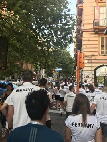 Neapel in der Hand der Studenten - das Stadtbild wird zum Teil deutlich von der Universiade geprägt (©Wehking)