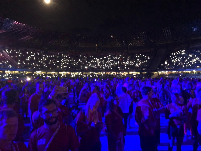 Eine große Party vor toller Kulisse unter vielen anderen Sportlern. (©Wehking)