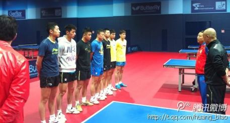 Liu Guoliang schwört seine Schützlinge auf das kommende Training ein. (@ TableTennisDaily)