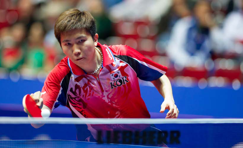 Ryu Seung Min schaut sich den Ball ganz genau an. (@ Roscher)