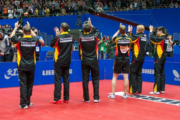 Trotz der Niederlage war die Stimmung unglaublich. Das Deutsche Team bedankt sich bei den Zuschauern. (@ Roscher)
