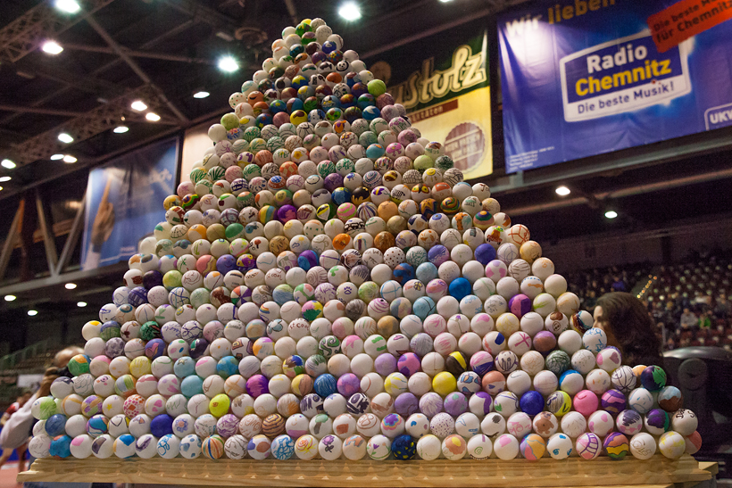 Kleines Kunstwerk: Die Ballpyramide verschönerte am zweiten Turniertag die Pressetribüne (©Fabig)