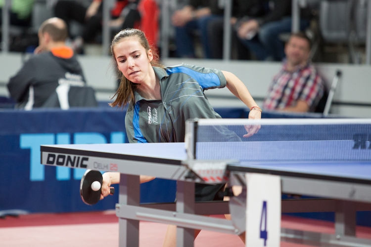 Bei Laura Tiefenbrunner will der Ball gar nicht mehr vom Schläger weg (©Fabig)