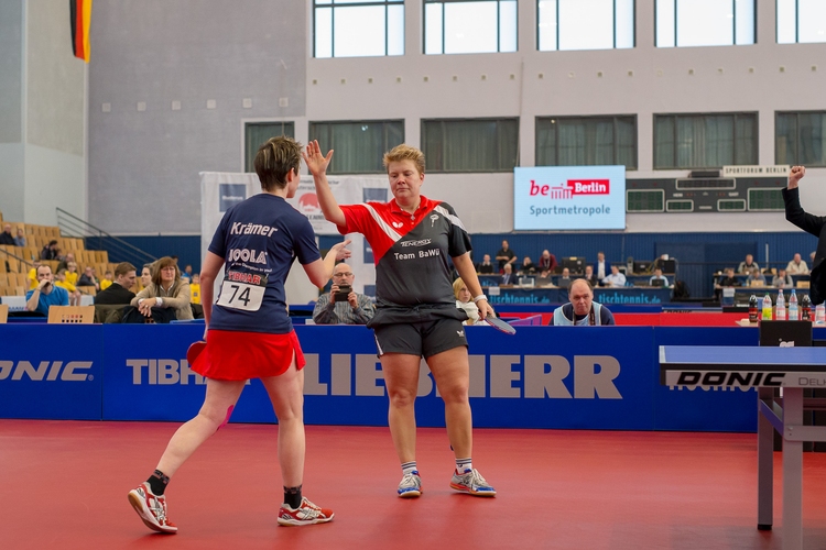 Hier konnte sich das topgesetzte Duo Tanja Krämer/Jessica Göbel gegen die 18-jährigen Luisa Säger und Jennie Wolf behaupten, während im anderen Spiel Sabine Winter/Huong Do Thi das Duo Alena Lemmer/Yuan Wan schlugen. (©Thomas)
