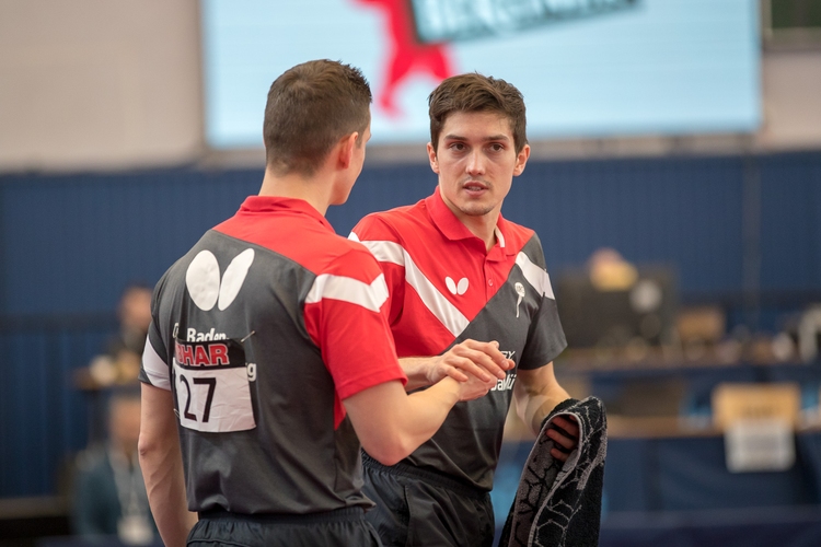 Glatt in drei Sätzen mussten sich die Drittligaspieler Jens Schabacker und Julian Mohr am anderen Tisch Dang Qiu und Benedikt Duda geschlagen geben. (©Thomas)