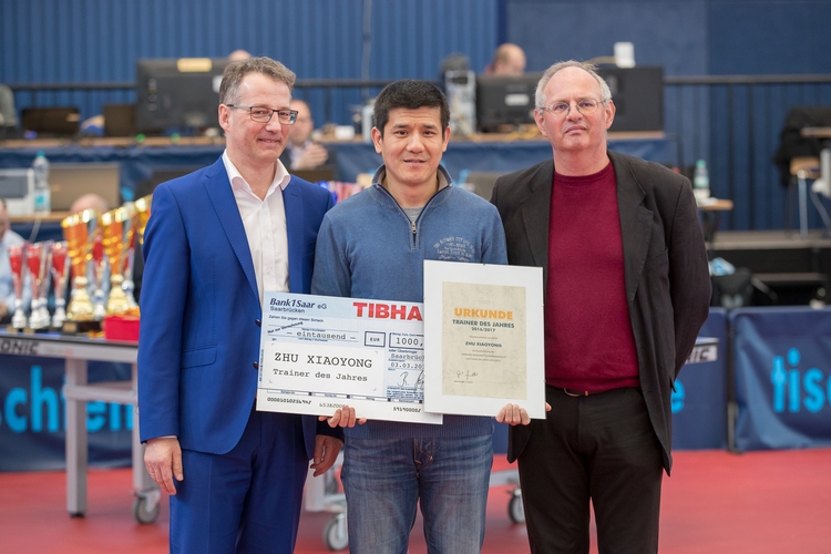 Bevor die Finalspiele begannen, wurde der Trainer der Saison 2016/2017 geehrt: Zhu Xiaoyong. Er hatte mit der Jungen-Nationalmannschaft im letzten Jahr den Titel bei der Jugend-EM gewonnen. (©Thomas) 