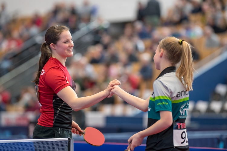 Nach den ersten beiden Runden im Doppel ging es weiter mit der ersten Runde im Damen-Einzel. Leonie Berger von Borussia Düsseldorf traf auf ihr Vorbild Sabine Winter und musste dieser nach vier Sätzen zum Sieg gratulieren. (©Thomas)