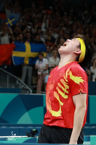 Wang Chuqin konnte sein frühes Aus im Einzel derweil wiedergutmachen und holte im Endspiel gegen Schweden den letzten Punkt (©ITTF)