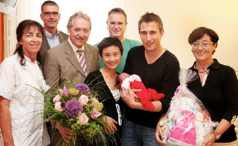 Und das medizinische Team des Krankenhauses, dem wir diese Bilder verdanken, durfte natürlich auch für ein Foto mit den glücklichen Eltern posieren. Schon bald will Liu Jia an den Tischtennistisch zurückkehren. (©Konventhospital Barmherzige Brüder Linz)
