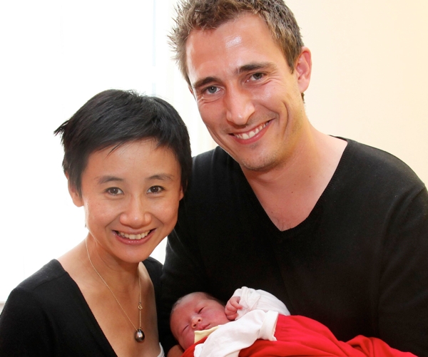 Stolzer Papa: Mit dem Dänen David Arvidsson ist die Europameisterin von 2005 seit Jahren liiert. Die Mama ist nur 1,60 Meter und wiegt 49 Kilo. Dafür ist Anna mit 48 Zentimetern und 2.850 Gramm gar nicht mal so winzig. (©Konventhospital Barmherzige Brüder Linz)