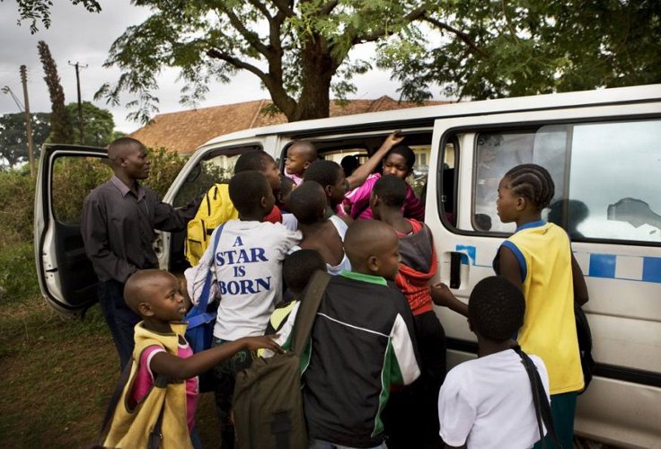 Die Mbale Tigers fahren zu den Uganda NSSF Open. Zuerst müssen sie aber einen Platz in den typischen Sammeltaxis, den sogenannten 'Matatus', finden (@Magnus Laupa, Kontinent)