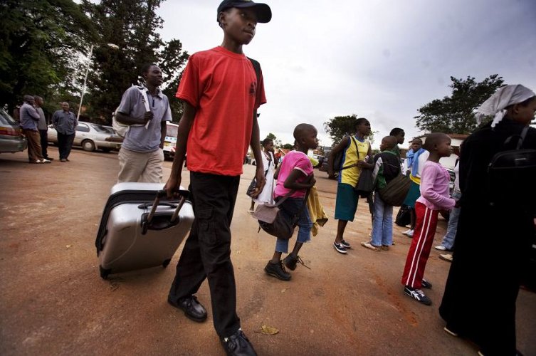 Im Team sind auch behinderte Spieler wie z.B. Khamuka Hadijja (mit pinkem Shirt und Rucksack), die Uganda bei den Paralympics 2012 repräsentieren wird (@Magnus Laupa, Kontinent)