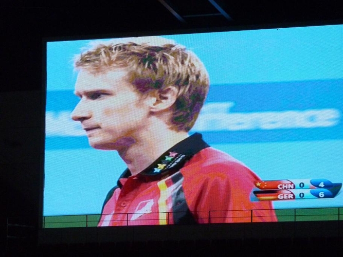 Großaufnahme Alex Flemming live im chinesischen Fernsehen (© privat)