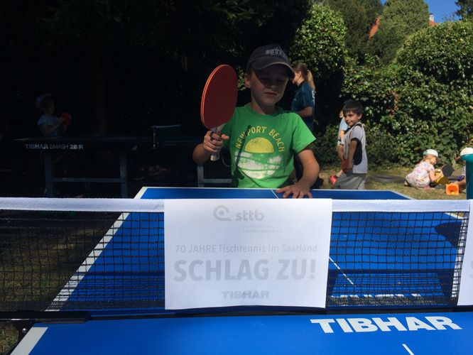 Schlag zu! Das ließen sich die Kids am Aktionstag des Saarländischen Tischtennisbund nicht zweimal sagen (©STTB)