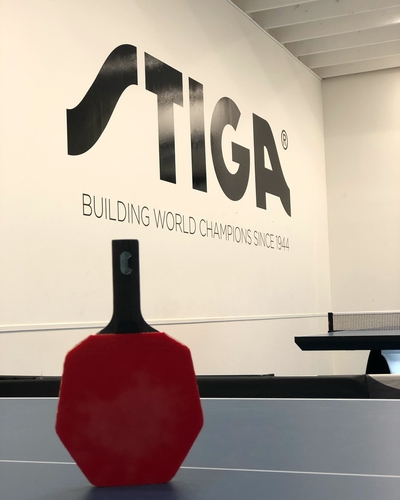 Sind alle neun Stationen geschafft, landet das fertige Holz nach dem Kauf in den Händen der Tischtennisspieler. (©STIGA)