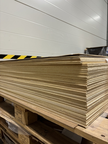 Aus diesen gepressten Holzplatten entstehen einmal die fertigen Hölzer. (©FKT)