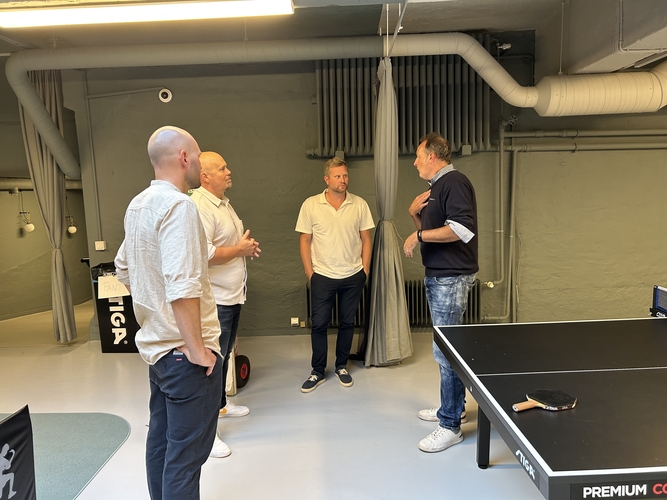 Jonas Wilen (STIGA-Produktmanager, 2.v.l.) und Jens Lundquist (Sales Manager, 2.v.r.) erklären myTT-Geschäftsführer Jochen Lang (r.) und Marketingmanager Marius Küper (l.), worauf es ankommt. (©myTT) 