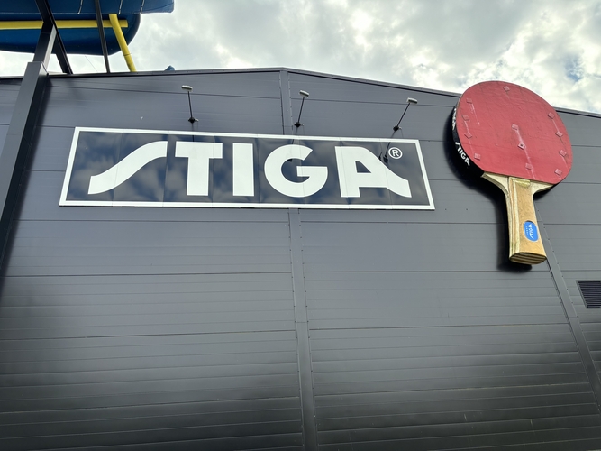 Ein überdimensionaler Tischtennisschläger ziert die Fassade. (©myTT)