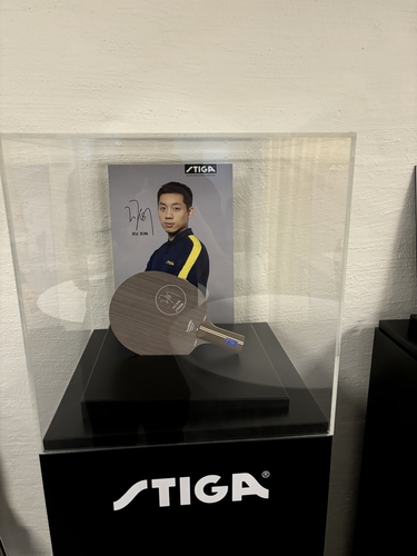 Auch der ehemalige chinesische Weltklassespieler Xu Xin ließ eines seiner Hölzer da. (©myTT)