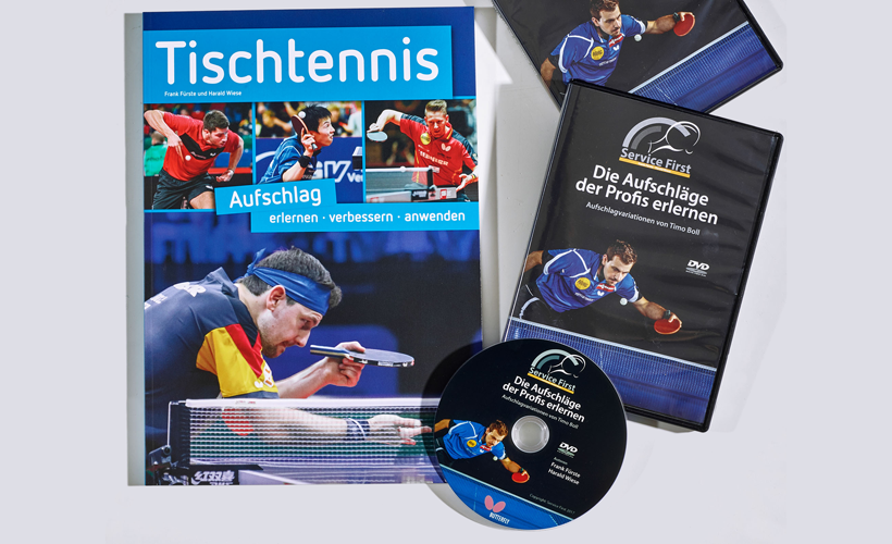 
Multimedia-Buch "Tischtennis Aufschlag"
Das Buch ist eine ideale Trainingsergänzung für Spieler und Trainer zum Erlernen, Verbessern und der taktischen Anwendung neuer Aufschlagtechniken. Ergänzt wird dies u. A. mit Kapiteln über die Stärkung des mentalen Bereichs beim Aufschlag sowie die Aufschlagtaktik im Doppel. Über QR-Codes hat man Zugriff auf 57 Videos mit vielen Zeitlupen.
DinA4, 132 Seiten
Erhältlich unter www.service-first.net
DVD "Die Aufschläge der Profis erlernen"
Auf der DVD befinden sich alle Video-Clips mit Timo Bolls Aufschlägen, anhand derer man neue Aufschläge erlernen oder auch seine eigenen Aufschläge verbessern kann. Besonderer Wert wird hierbei auf die Methodik gelegt. Besonderheit: Timos Aufschläge sind auf der DVD sowohl als Linkshänder als auch gespiegelt als Rechtshänder zu sehen.
DVD, ca.120 Minuten
Erhältlich unter www.service-first.net 