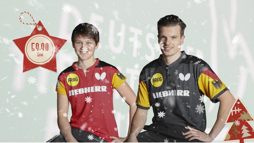
Schlüpfen Sie ins Shirt der Nationalmannschaft!
Die aktuellen Butterfly-Nationaltrikots sind im Shop des DTTB in verschiedenen Größen (Herren XS-XXL, Damen XS-XL) und Farben erhältlich.
Zur Homepage
