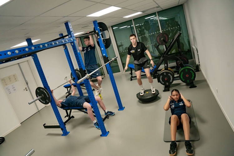 Neben der Tischtennishalle steht den Sportlern auch ein Fitnessraum zur Verfügung (©Hennebont Ping Center)