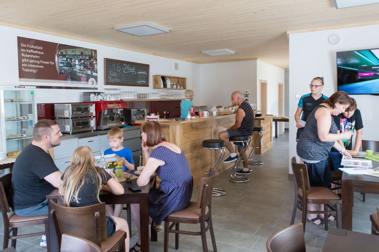 Zwischen den Einheiten kann man im Bistro des TT-Centers zusammenkommen... (©TopSpin Sport Tischtennis-Center)