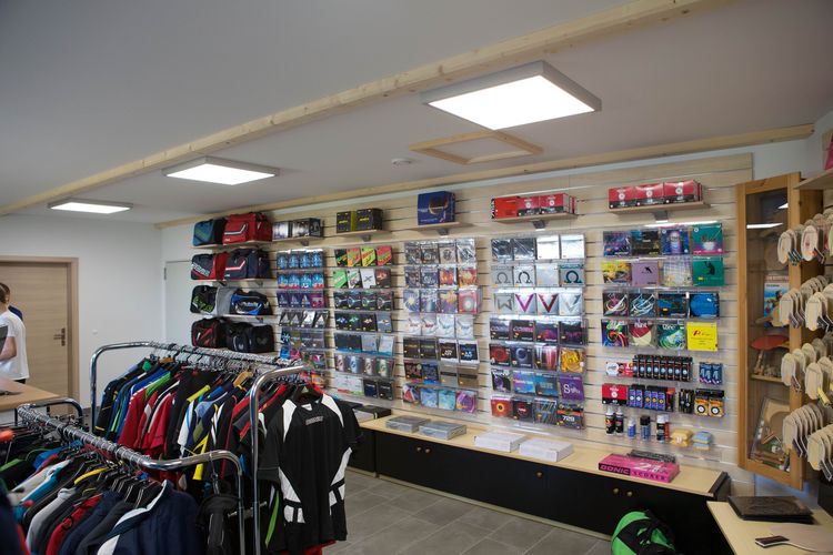 ...oder das eigene Equipment im TT-Shop auffrischen (©TopSpin Sport Tischtennis-Center)