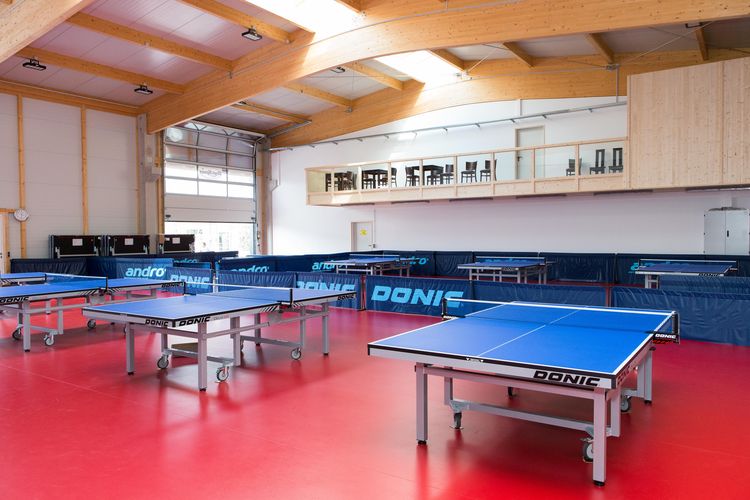 Professionelle Bedingungen: In der Halle liegt der rote TT-Boden (©TopSpin Sport Tischtennis-Center)