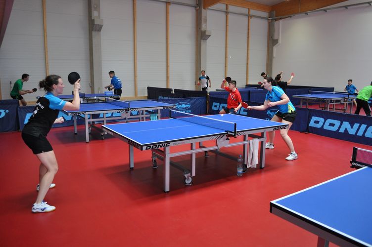 Jeder kann sich einen Tisch mieten oder an Lehrgängen teilnehmen - ganz egal, auf welchem Niveau man spielt (©TopSpin Sport Tischtennis-Center)