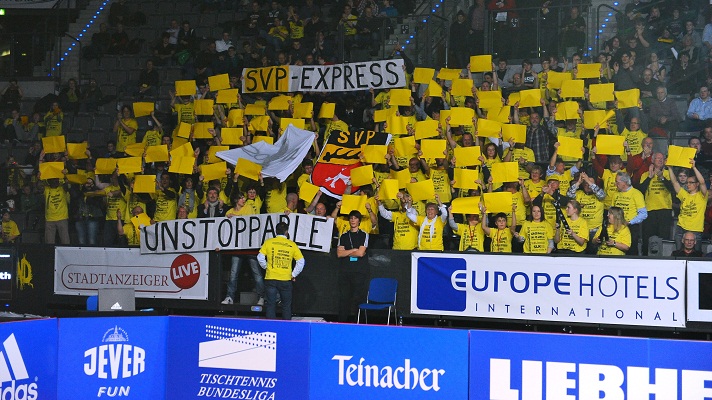 Die 'Gelbe Wand' steht und feuert ihr Team SV Plüderhausen unermüdlich an. (@ Roscher)