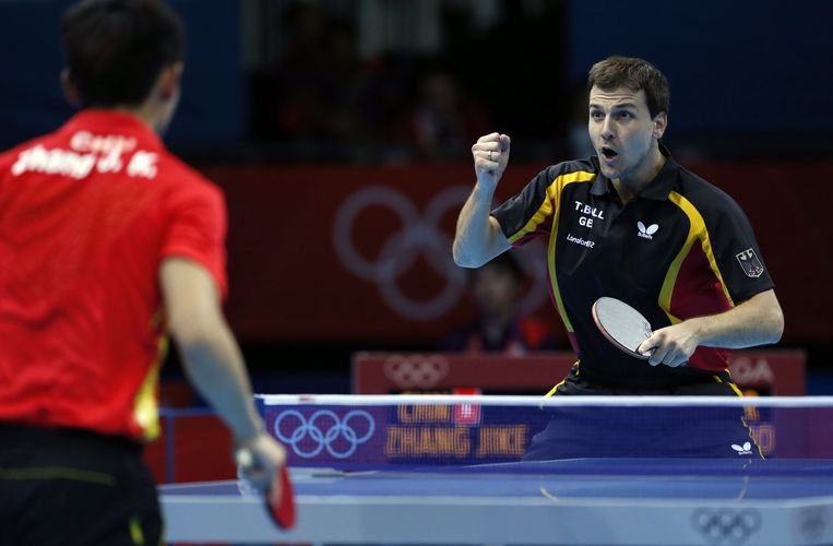 Timo Boll schlägt den frisch gebackenen Olympiasieger Zhang Jike (©dpa picture alliance)