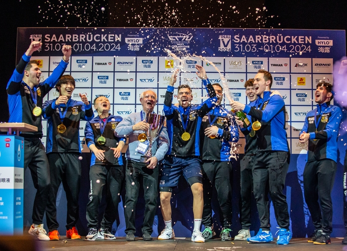 Champion Saarbrücken ließ bei der Siegerehrung die Korken knallen (©Gohlke)