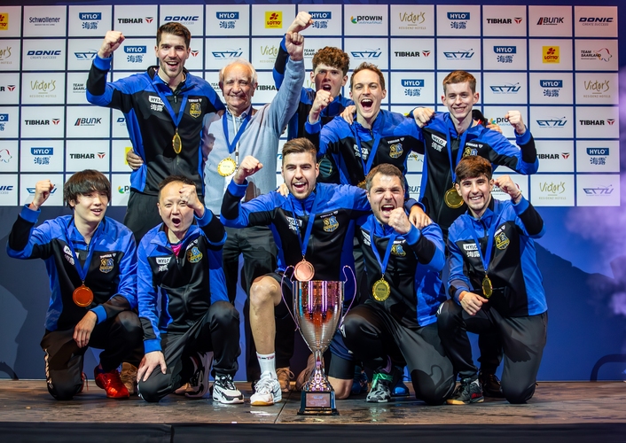 Als Titelverteidiger durfte der 1. FC Saarbrücken-TT den Pokal der Champions League im Saarland behalten (©Gohlke)