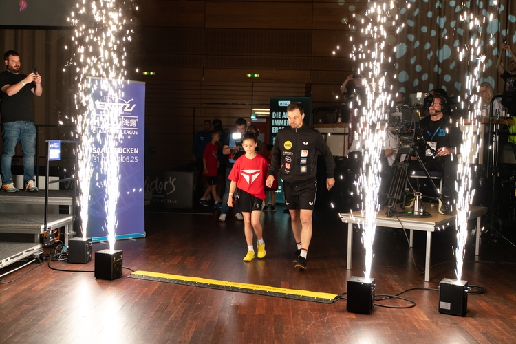 Gänsehaut beim Einlauf: Timo Boll betritt die Saarlandhalle - der Fokus lag spürbar auf der Tischtennis-Legende. (©Fabig)
