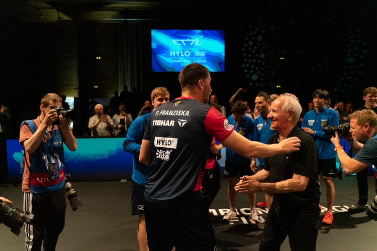 Gemeinsame Freude: Auch Vereinsikone Erwin Berg strahlte mit den Spielern um die Wette. (©Fabig)