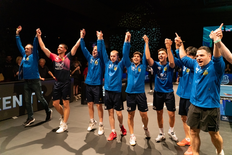 Danksagung an die Fans: Das Team feierte den Titel gemeinsam mit dem lautstarken Publikum. (©Fabig)
