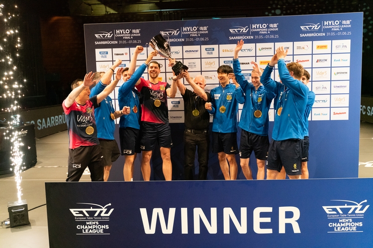 Jeder durfte den Pokal mal in die Höhe strecken. (©Fabig)