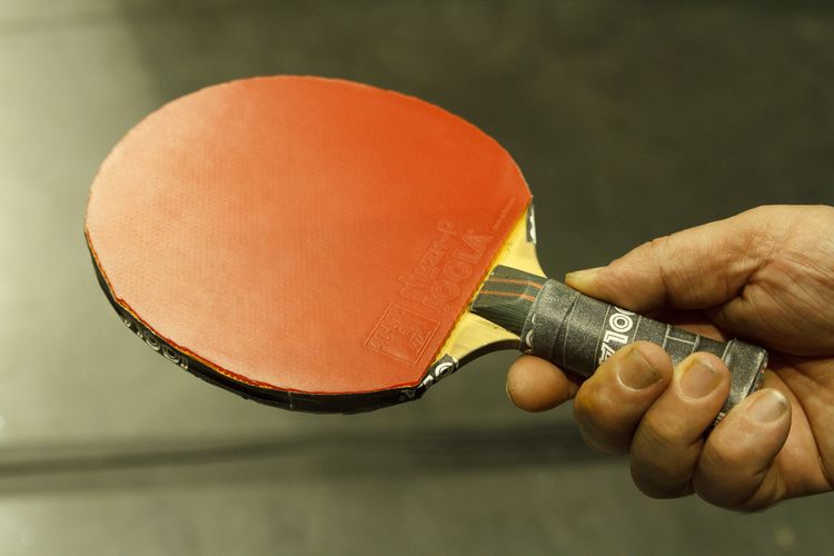 Bei den German Open haben wir zunächst nur den Zweitschläger vom zur Dopingprobe eilenden Quadri Aruna erwischt. Auf der Rückhand klebt ein JOOLA Rhyzm-P auf dem JOOLA Roßkopf Emotion (©Fabig)