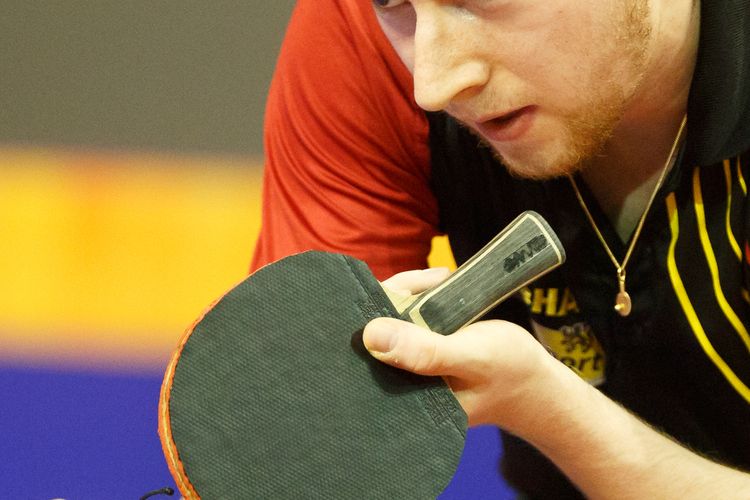 Der Belgier Robin Devos spielt einen TIBHAR Evolution MX-P auf beiden Seiten. Das Holz ist leider aufgrund der fehlenden Linse schwer zu identifizieren. Womöglich handelt es sich um das TIBHAR Kim Jung Hoon (©Fabig)