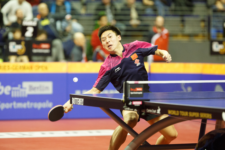 Fang Bo gehört zu den Spielern, die mächtig Kraft in ihre Schläge legen können. Vor allem seine wuchtige Vorhand bringt so manchen Gegner zur Verzweiflung (©Fabig)