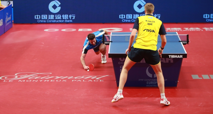 Im ersten Match traf er auf Panagiotis Gionis, der so manchen Ball noch vom Boden kratzte. (©ITTF)