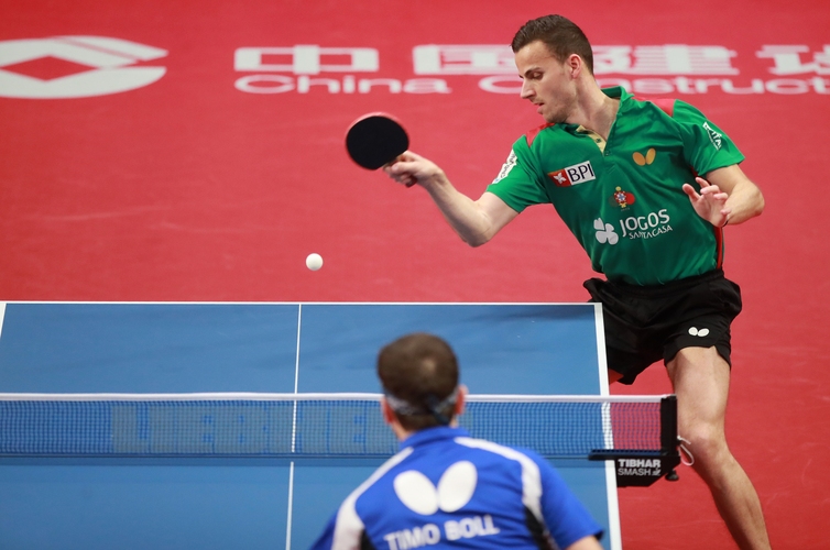 Tiago Apolonia hatte das Pech, direkt gegen den topgesetzten Timo Boll in die Box zu müssen. Dieser machte mit ihm kurzen Prozess. (©ITTF)
